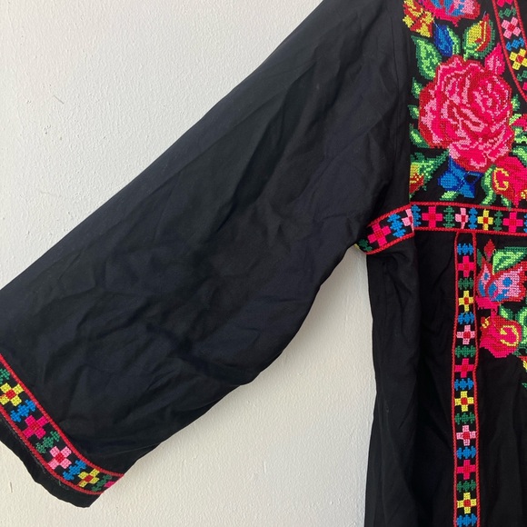 NWT Embroidered Blouse - Picture 2 of 9